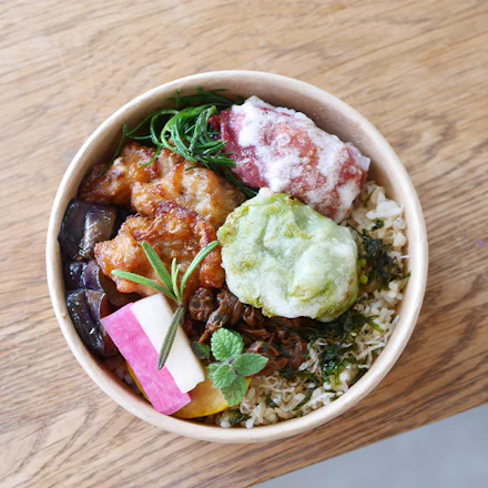 【逗子】予約制「本日のお弁当」米粉唐揚げと三浦野菜の目にも体にも優しいごちそう